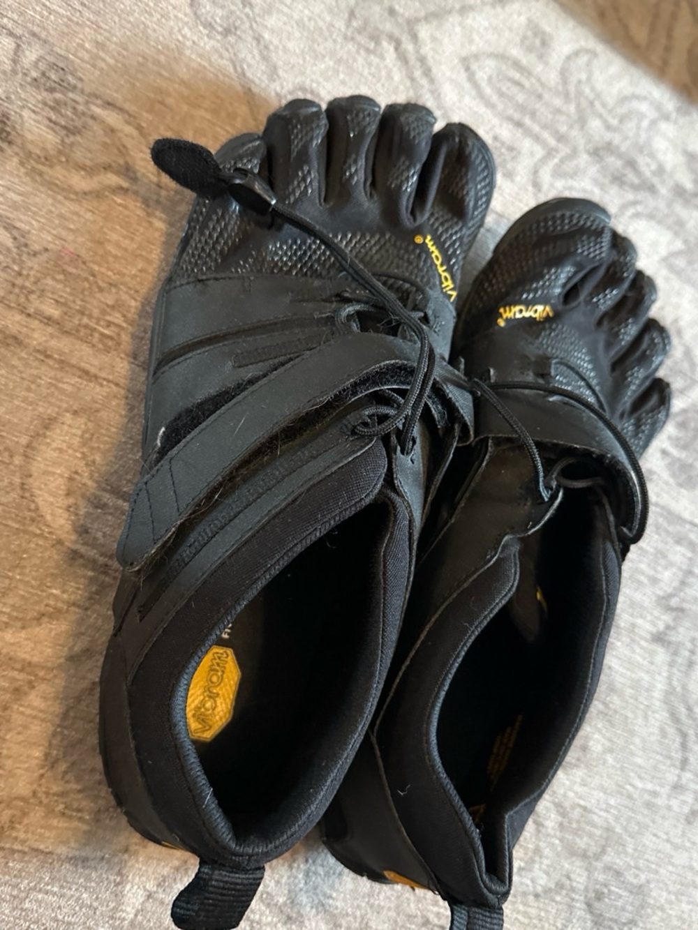 Vibram Men's Black FiveFingers Minimalist Toe Shoes with Yellow Logo - Picture 2 of 6